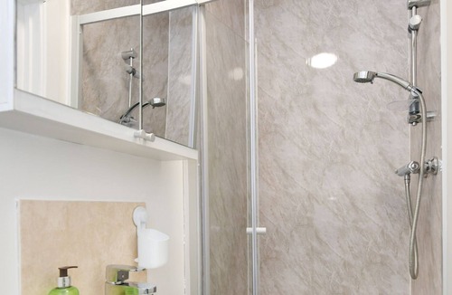 Reading Apartment | Lovely Double Bed Studio - Reading Town Centre