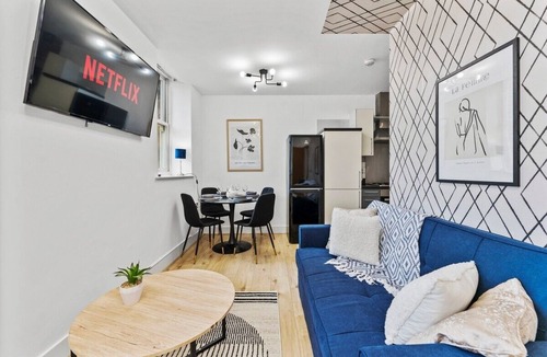 Dewsbury House | Lovely Duplex for Long Stays - Parking