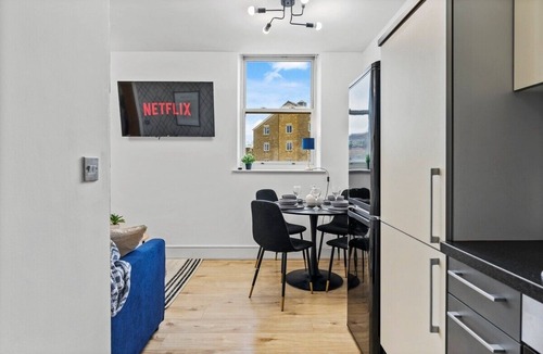 Dewsbury House | Lovely Duplex for Long Stays - Parking