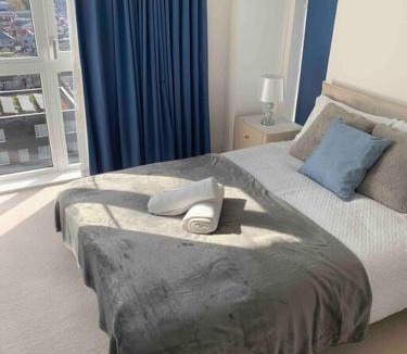 Lea Bridge Apartment | Lovely En-suite Flat with Balcony and Parking.