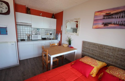 Portiragnes-Plage Apartment | Lovely Flat for 2 Persons, Wifi , AIRCO, wonderfull view of the sea from the balcony, 20 m from.