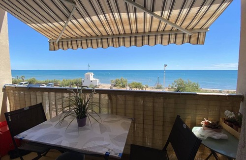 Portiragnes-Plage Apartment | Lovely Flat for 2 Persons, Wifi , AIRCO, wonderfull view of the sea from the balcony, 20 m from.