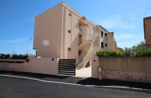 Portiragnes-Plage Apartment | Lovely Flat for 2 Persons, Wifi , AIRCO, wonderfull view of the sea from the balcony, 20 m from.