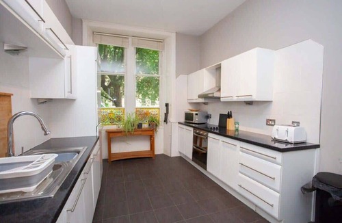 Kelvinbridge Apartment | Lovely Flat in Ideal Location
