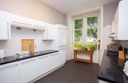 Kelvinbridge Apartment | Lovely Flat in Ideal Location