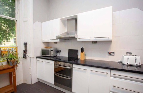 Kelvinbridge Apartment | Lovely Flat in Ideal Location