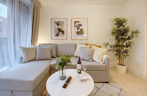 Gloucester Apartment | Lovely Flat in Kiln Close with Free Parking