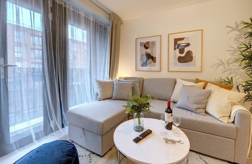 Gloucester Apartment | Lovely Flat in Kiln Close with Free Parking