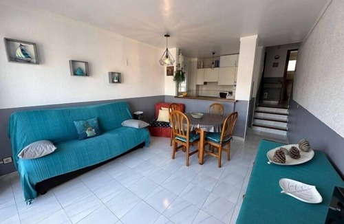 Roses Town Center Apartment | Lovely flat with pool and mountain views AV 28