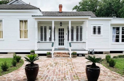 New Iberia House | Lovely Folk Victorian Cottage in Historic District
