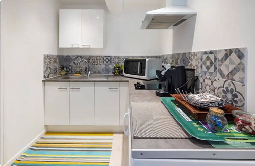 Le Chesnay Apartment | Lovely apartment with small garden overlooking park