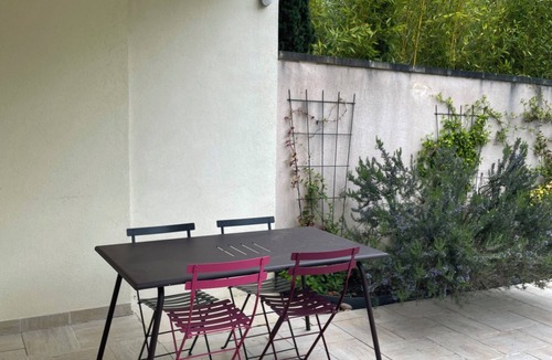 Le Chesnay Apartment | Lovely apartment with small garden overlooking park