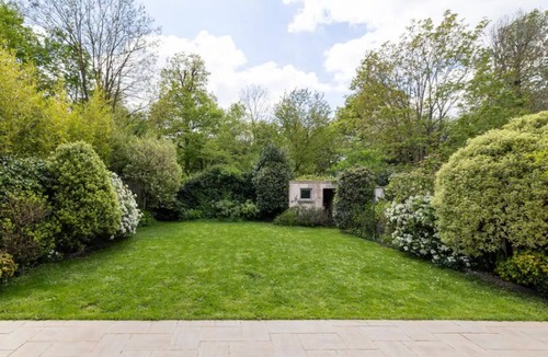Le Chesnay Apartment | Lovely apartment with small garden overlooking park