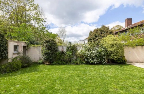 Le Chesnay Apartment | Lovely apartment with small garden overlooking park