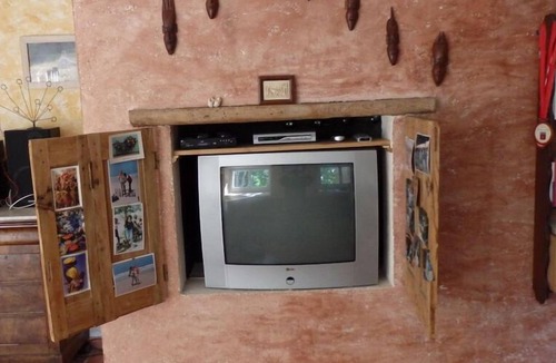 Le Beage House | Lovely gîte just a stone's throw from Lake Issarles and Mont Gerbier de Jonc.