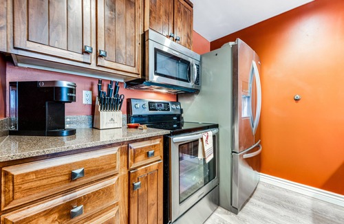Carefree House | Lovely, Ground-Floor Townhouse with a Great Location, Patios, WiFi & Shared Pool