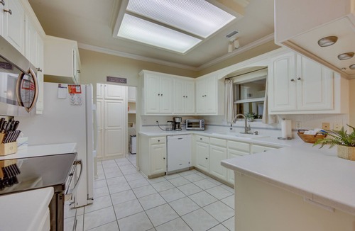 Hawkins House | Lovely Hawkins Home w/Patio & Hangar Garage!