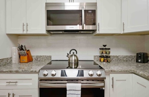 Hillsborough House | Lovely Hillsborough stay 2 minutes to Downtown