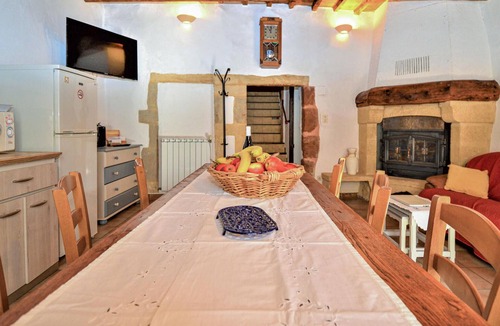 Saint-Victor-la-Coste House | Lovely home in Saint Victor la Coste with WiFi