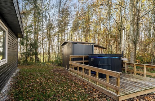Ronbjerg House | Lovely holiday home with wilderness bath and a view of the fjord.