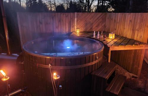 Hou House | Lovely Holiday Home With Spa And Hot Tub Outside