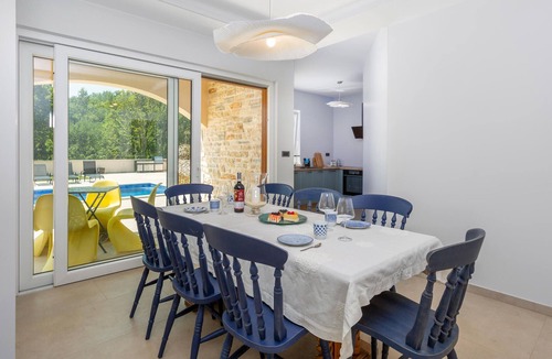 Sveti Vid Dobrinjski House | Lovely home in Sveti VidDobrinjski with WiFi