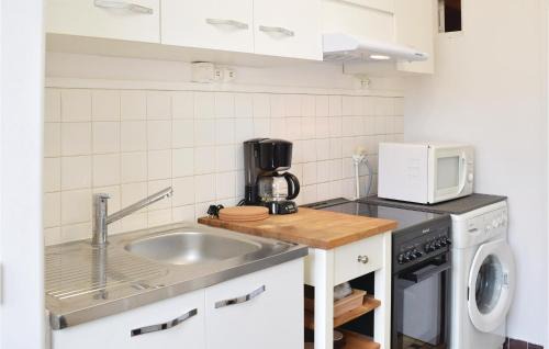 Arromanches-les-Bains House | Lovely Home In Arromanches-Les-Bains With Kitchen