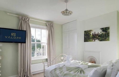 Central Milton Keynes House | Lovely Home, Great Location & Superb Value!