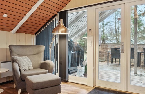 Sømarken House | Lovely home in Aakirkeby with kitchen