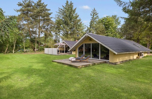 Sømarken House | Lovely home in Aakirkeby with kitchen