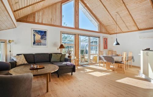Hvidbjerg Strand House | Lovely Home In Børkop With Wifi