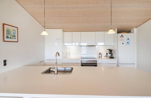 Egsmark Strand House | Lovely home in Ebeltoft with house sea view