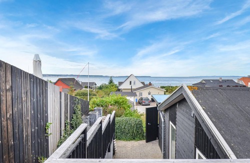 Egsmark Strand House | Lovely home in Ebeltoft with house sea view