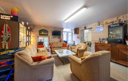 Escles House | Lovely Home In Escles With Kitchen