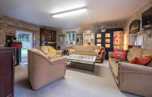 Escles House | Lovely Home In Escles With Kitchen