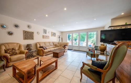 Escles House | Lovely Home In Escles With Kitchen