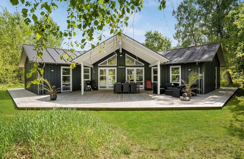 Grena Strand House | Lovely home in Grenaa with kitchen