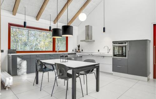 Grena Strand House | Lovely Home In Grenaa With Wifi