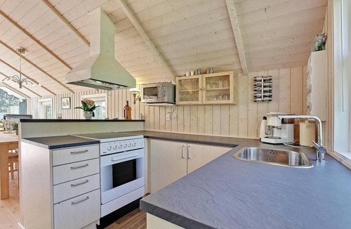 Hou House | Lovely home in Hals with kitchen