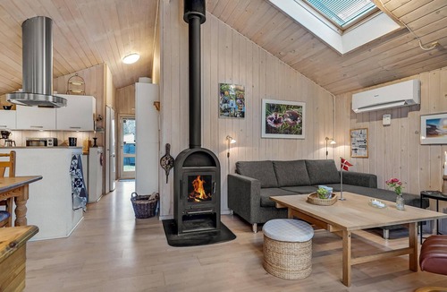 Hou House | Lovely home in Hals with kitchen