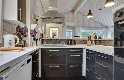 Hou House | Lovely home in Hals with WiFi