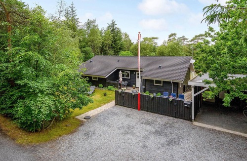 Hou House | Lovely home in Hals with WiFi