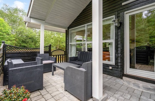 Hou House | Lovely home in Hals with WiFi