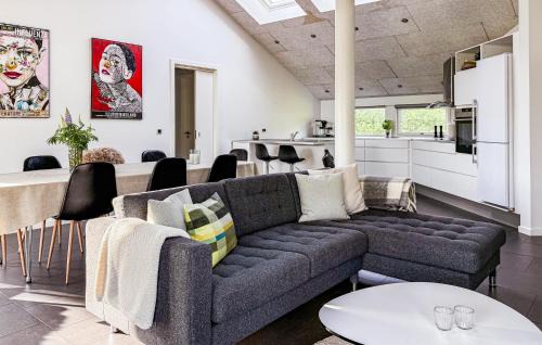 Lonstrup House | Lovely Home In Hjørring With Kitchen