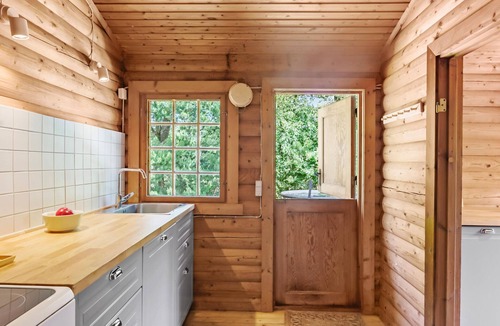 Hojslev House | Lovely home in Højslev with kitchen