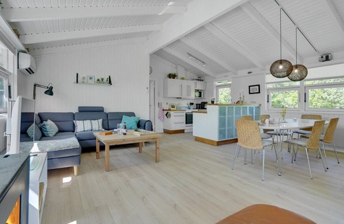 Bratten Strand House | Lovely home in Jerup with kitchen