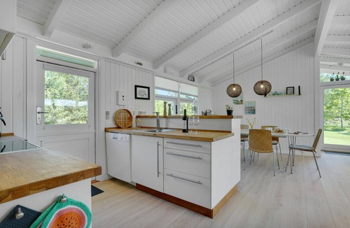 Bratten Strand House | Lovely home in Jerup with kitchen