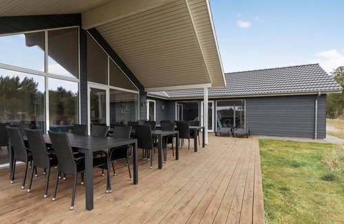 Bratten Strand House | Lovely home in Jerup with sauna