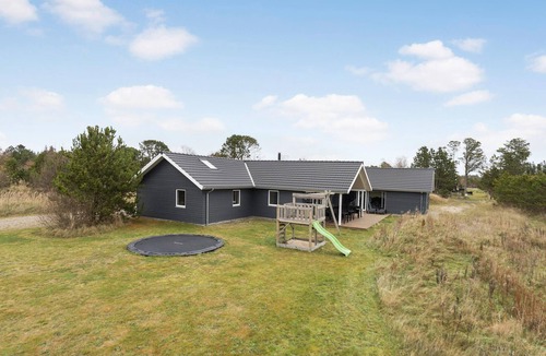 Bratten Strand House | Lovely home in Jerup with sauna