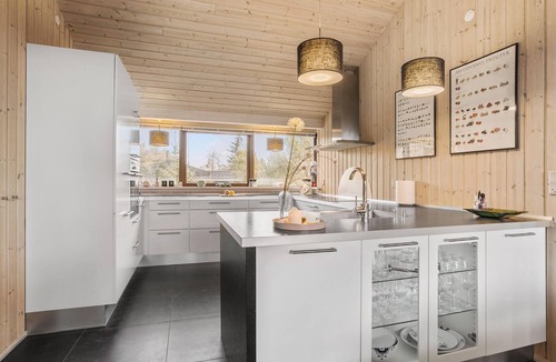 Bratten Strand House | Lovely home in Jerup with sauna